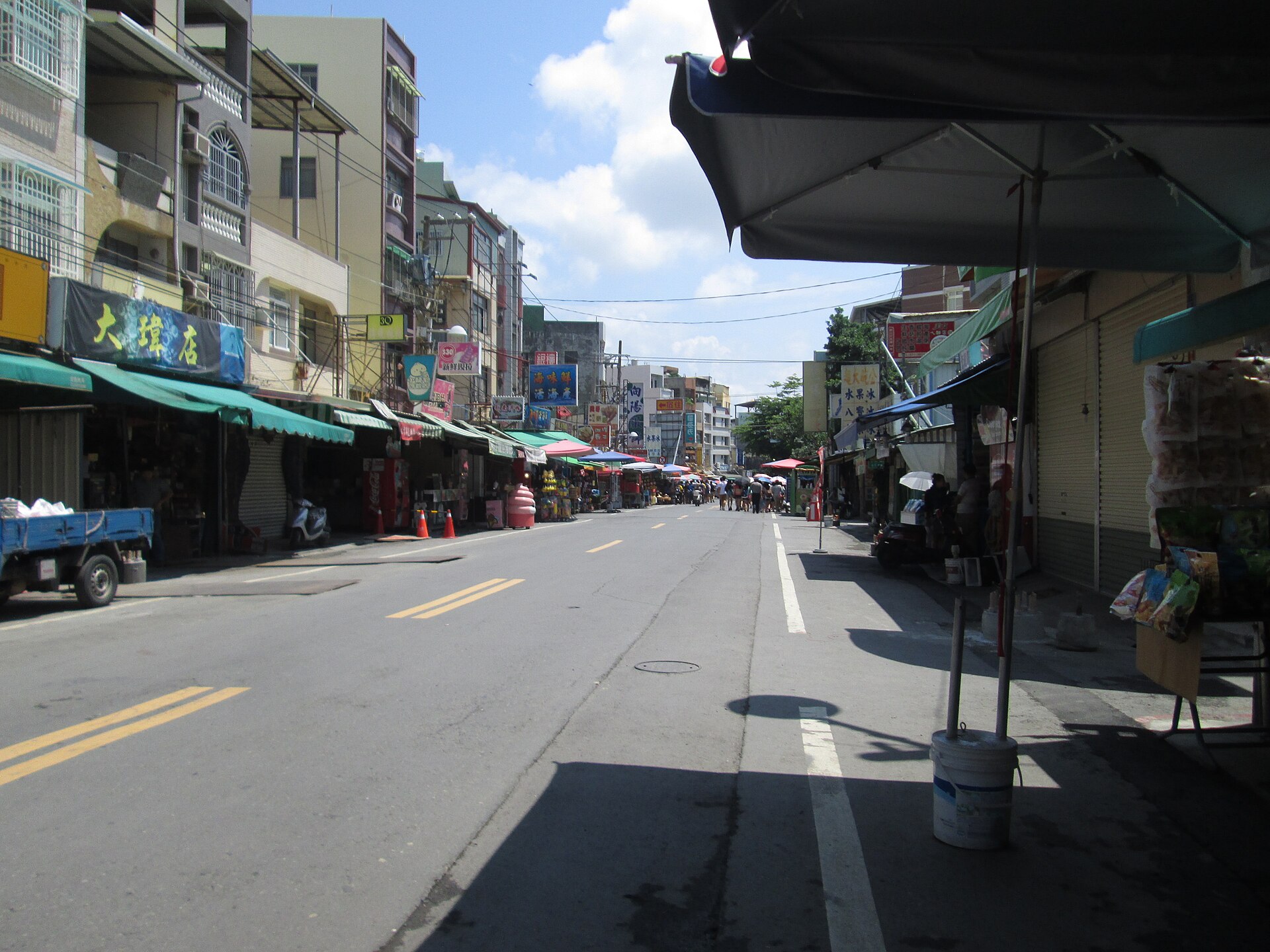 旗津老街廟前路兩側的小吃攤與店家